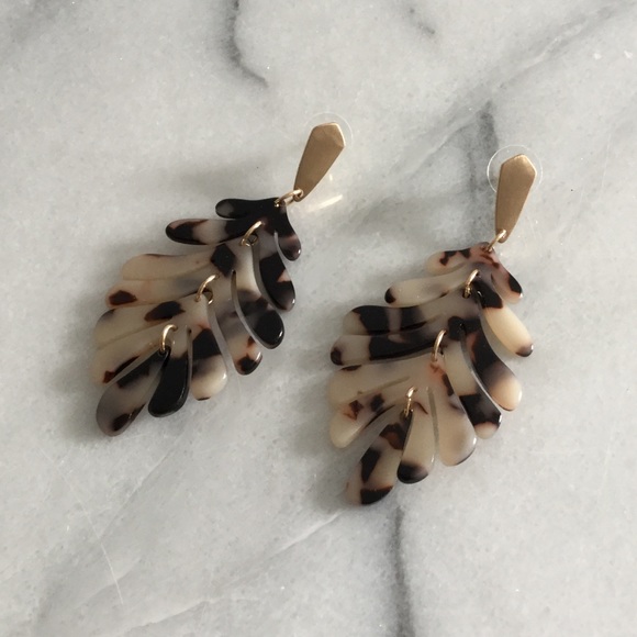 Tortoise Shell Leaf Drop Earrings NWT - Picture 4 of 4